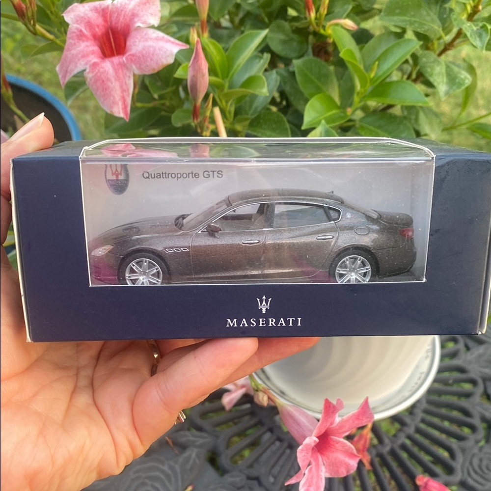 1:43 Maserati Quattroporte GTS  NWT